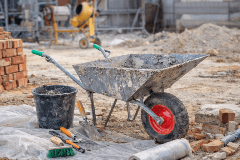 Jak usunąć z taczki resztki materiałów budowlanych?